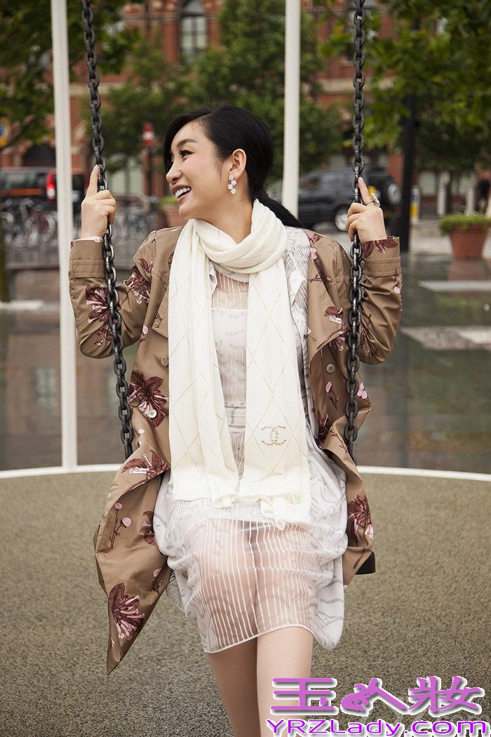 近日，秦海璐作为中英电影大使和英国旅游形象大使受邀赴英，在伦敦出席一系列电影文化交流活动。秦海璐以多套造型示人，美轮美奂，吸引眼球。参观碎片大厦时，以一袭黑色修身长裙搭配白色丝巾并盘起长发，完美身材一览无遗，高贵典雅，女人味十足，释放出无可抵挡的诱人魅力。到了哈迷们最爱的九又四分之三站台，秦海璐身着白色镂空长裙，外披卡其色风衣，搭配暗红色围巾、“哈利波特式”圆框眼镜、英式牛皮靴，清新脱俗，俏皮可爱，少女气质尽显。观看戏剧《战马》时，秦海璐则以白色上衣打底、黑色短款外套搭配修身牛仔裤示人，银蓝色单肩斜跨包包让人眼前一亮，高高束起的马尾大方得体、简洁时尚，轻易成为人群中最夺目的焦点。