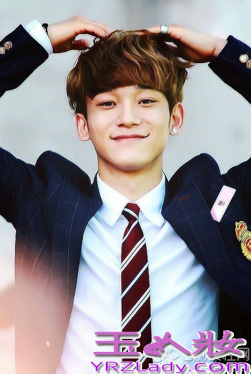 EXO成员CHEN携手某杂志拍摄了一组夏日滑水画报，被评为“拥有最美丽笑容艺人”。CHEN表示感开始拍摄的时候会担心吊入水中，但是出乎意料的一次性完成了，看来CHEN的运动细胞相当强，快来看看金钟大最新和以往的高清图片吧！