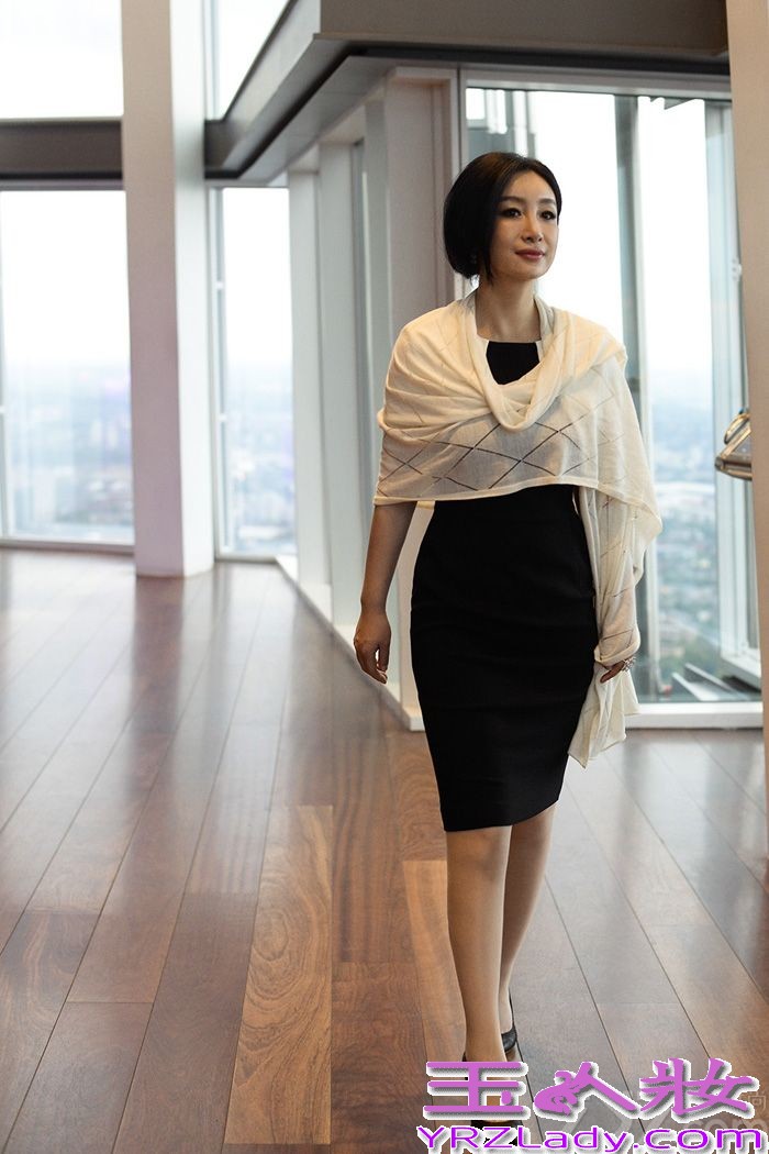 近日，秦海璐作为中英电影大使和英国旅游形象大使受邀赴英，在伦敦出席一系列电影文化交流活动。秦海璐以多套造型示人，美轮美奂，吸引眼球。参观碎片大厦时，以一袭黑色修身长裙搭配白色丝巾并盘起长发，完美身材一览无遗，高贵典雅，女人味十足，释放出无可抵挡的诱人魅力。到了哈迷们最爱的九又四分之三站台，秦海璐身着白色镂空长裙，外披卡其色风衣，搭配暗红色围巾、“哈利波特式”圆框眼镜、英式牛皮靴，清新脱俗，俏皮可爱，少女气质尽显。观看戏剧《战马》时，秦海璐则以白色上衣打底、黑色短款外套搭配修身牛仔裤示人，银蓝色单肩斜跨包包让人眼前一亮，高高束起的马尾大方得体、简洁时尚，轻易成为人群中最夺目的焦点。