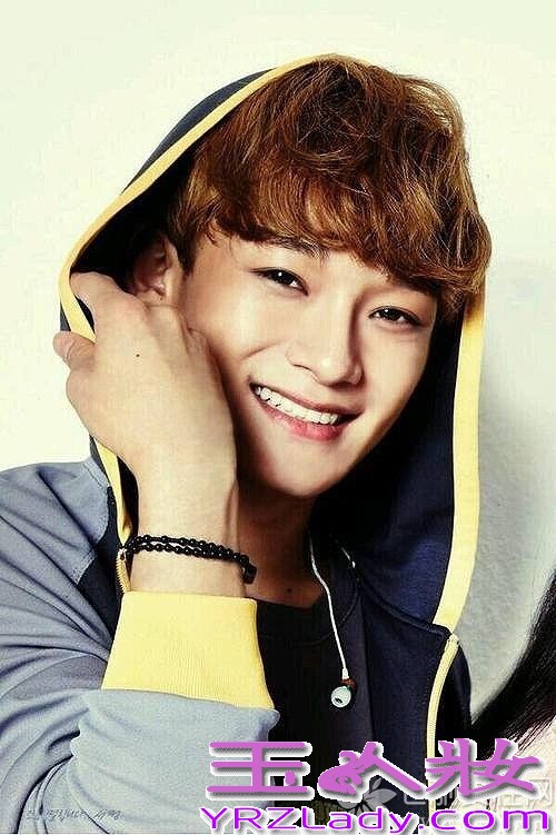 EXO成员CHEN携手某杂志拍摄了一组夏日滑水画报，被评为“拥有最美丽笑容艺人”。CHEN表示感开始拍摄的时候会担心吊入水中，但是出乎意料的一次性完成了，看来CHEN的运动细胞相当强，快来看看金钟大最新和以往的高清图片吧！