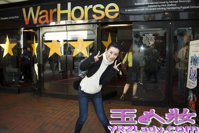 近日，秦海璐作为中英电影大使和英国旅游形象大使受邀赴英，在伦敦出席一系列电影文化交流活动。秦海璐以多套造型示人，美轮美奂，吸引眼球。参观碎片大厦时，以一袭黑色修身长裙搭配白色丝巾并盘起长发，完美身材一览无遗，高贵典雅，女人味十足，释放出无可抵挡的诱人魅力。到了哈迷们最爱的九又四分之三站台，秦海璐身着白色镂空长裙，外披卡其色风衣，搭配暗红色围巾、“哈利波特式”圆框眼镜、英式牛皮靴，清新脱俗，俏皮可爱，少女气质尽显。观看戏剧《战马》时，秦海璐则以白色上衣打底、黑色短款外套搭配修身牛仔裤示人，银蓝色单肩斜跨包包让人眼前一亮，高高束起的马尾大方得体、简洁时尚，轻易成为人群中最夺目的焦点。