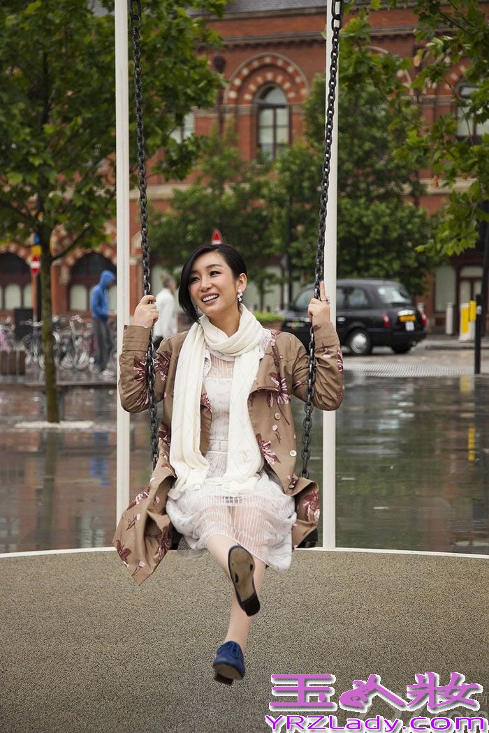 近日，秦海璐作为中英电影大使和英国旅游形象大使受邀赴英，在伦敦出席一系列电影文化交流活动。秦海璐以多套造型示人，美轮美奂，吸引眼球。参观碎片大厦时，以一袭黑色修身长裙搭配白色丝巾并盘起长发，完美身材一览无遗，高贵典雅，女人味十足，释放出无可抵挡的诱人魅力。到了哈迷们最爱的九又四分之三站台，秦海璐身着白色镂空长裙，外披卡其色风衣，搭配暗红色围巾、“哈利波特式”圆框眼镜、英式牛皮靴，清新脱俗，俏皮可爱，少女气质尽显。观看戏剧《战马》时，秦海璐则以白色上衣打底、黑色短款外套搭配修身牛仔裤示人，银蓝色单肩斜跨包包让人眼前一亮，高高束起的马尾大方得体、简洁时尚，轻易成为人群中最夺目的焦点。