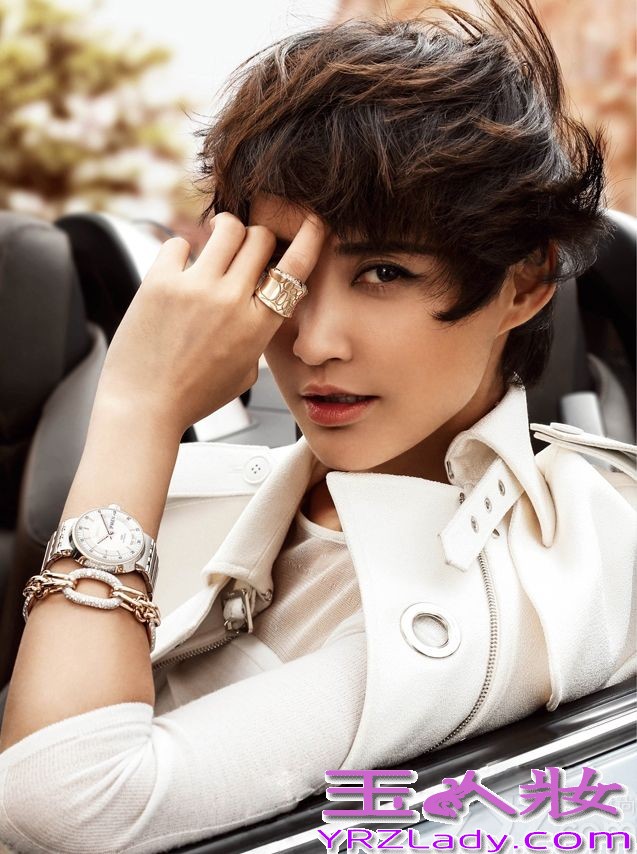 近日,张歆艺为某杂志拍摄了一组封面写真。写真中,张歆艺在一辆超跑上演绎了一场百变的时装秀,清爽干练的短发极具欧美范气质,看似像东区女孩,甜美笑容展现极致魅惑。