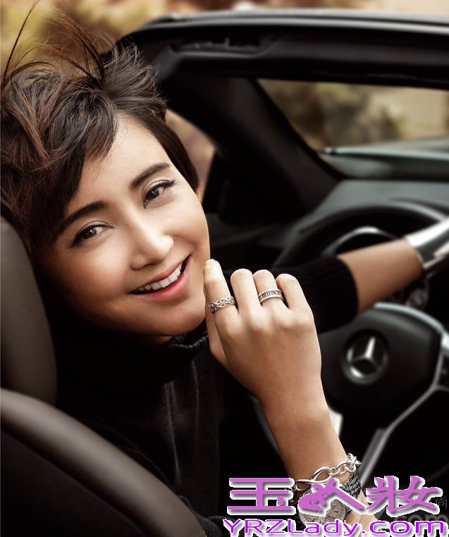 近日,张歆艺为某杂志拍摄了一组封面写真。写真中,张歆艺在一辆超跑上演绎了一场百变的时装秀,清爽干练的短发极具欧美范气质,看似像东区女孩,甜美笑容展现极致魅惑。