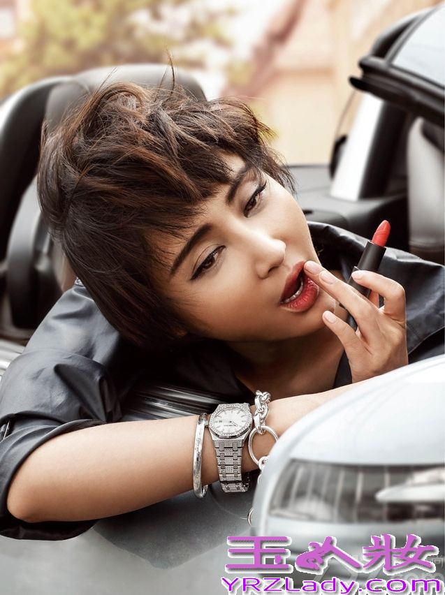 近日,张歆艺为某杂志拍摄了一组封面写真。写真中,张歆艺在一辆超跑上演绎了一场百变的时装秀,清爽干练的短发极具欧美范气质,看似像东区女孩,甜美笑容展现极致魅惑。