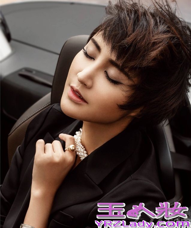 近日,张歆艺为某杂志拍摄了一组封面写真。写真中,张歆艺在一辆超跑上演绎了一场百变的时装秀,清爽干练的短发极具欧美范气质,看似像东区女孩,甜美笑容展现极致魅惑。