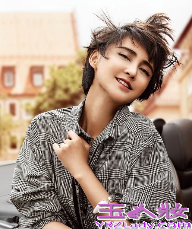 近日,张歆艺为某杂志拍摄了一组封面写真。写真中,张歆艺在一辆超跑上演绎了一场百变的时装秀,清爽干练的短发极具欧美范气质,看似像东区女孩,甜美笑容展现极致魅惑。