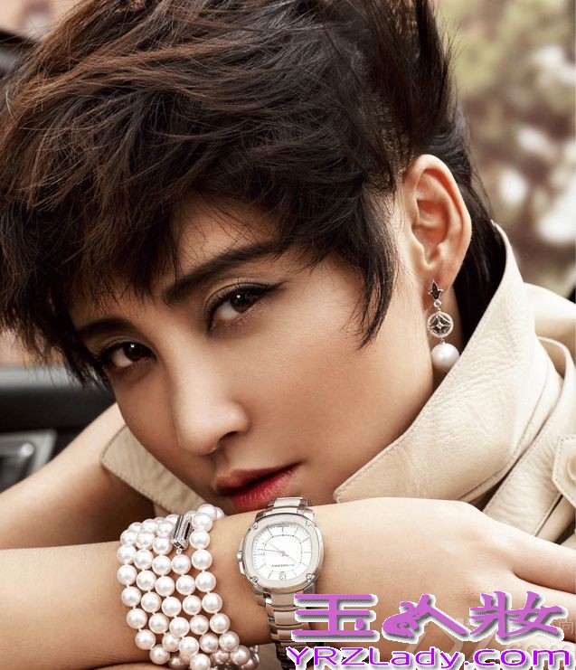 近日,张歆艺为某杂志拍摄了一组封面写真。写真中,张歆艺在一辆超跑上演绎了一场百变的时装秀,清爽干练的短发极具欧美范气质,看似像东区女孩,甜美笑容展现极致魅惑。