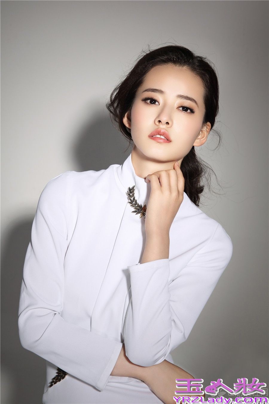 正在湖南卫视“青春星期天”热播的《唱战记》已经播出到第九周，随着剧情发展到了白热化的阶段，在剧中和紫文饰演的“女汉子”和紫文和欧豪饰演的子夜的感情持续升温也引发了意向不到的矛盾。下面就为大家分享柴碧云最新时装大片。白色的露背长裙修饰出完美的曲线,复古的长发造型勾勒出温婉的感觉,迷离的眼神诠释出优雅的气质。