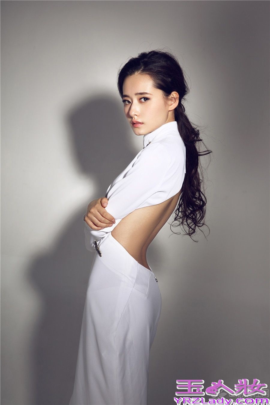 正在湖南卫视“青春星期天”热播的《唱战记》已经播出到第九周，随着剧情发展到了白热化的阶段，在剧中和紫文饰演的“女汉子”和紫文和欧豪饰演的子夜的感情持续升温也引发了意向不到的矛盾。下面就为大家分享柴碧云最新时装大片。白色的露背长裙修饰出完美的曲线,复古的长发造型勾勒出温婉的感觉,迷离的眼神诠释出优雅的气质。