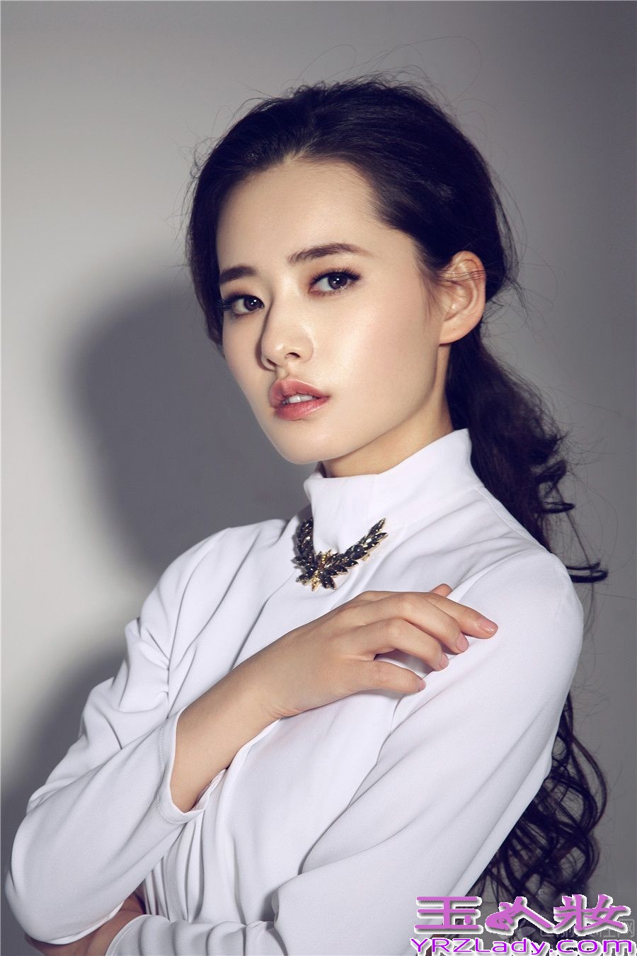 正在湖南卫视“青春星期天”热播的《唱战记》已经播出到第九周，随着剧情发展到了白热化的阶段，在剧中和紫文饰演的“女汉子”和紫文和欧豪饰演的子夜的感情持续升温也引发了意向不到的矛盾。下面就为大家分享柴碧云最新时装大片。白色的露背长裙修饰出完美的曲线,复古的长发造型勾勒出温婉的感觉,迷离的眼神诠释出优雅的气质。