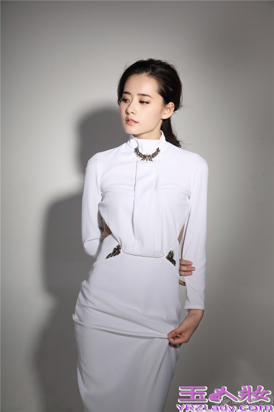 正在湖南卫视“青春星期天”热播的《唱战记》已经播出到第九周，随着剧情发展到了白热化的阶段，在剧中和紫文饰演的“女汉子”和紫文和欧豪饰演的子夜的感情持续升温也引发了意向不到的矛盾。下面就为大家分享柴碧云最新时装大片。白色的露背长裙修饰出完美的曲线,复古的长发造型勾勒出温婉的感觉,迷离的眼神诠释出优雅的气质。