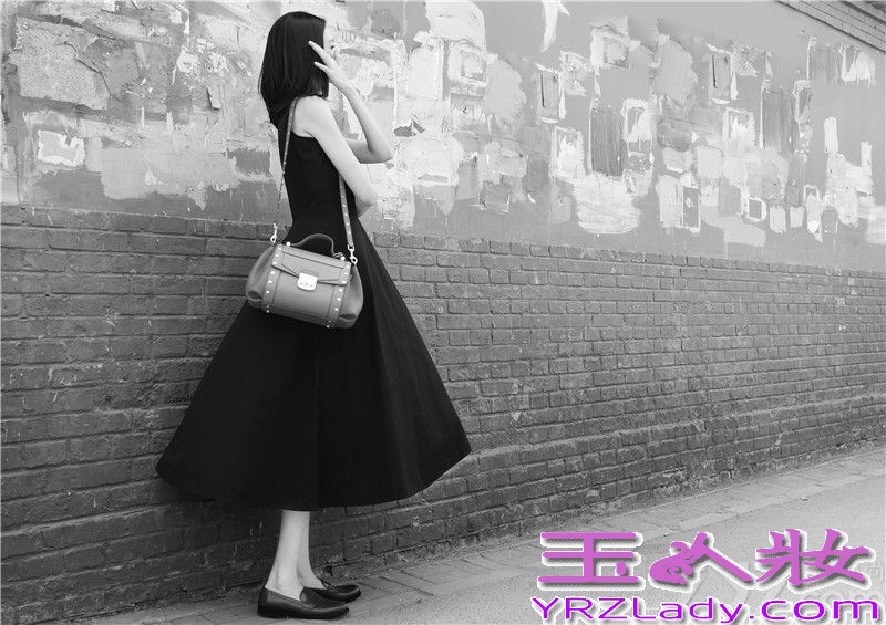 日前，李艾一组黑白写真曝光，身穿无袖连衣裙的李艾，身材十分纤细，尤其是风刮起裙角的刹那，隐约可见的修长双腿简直是“迷死人”，加上阳光迷人的笑容，惹得网友大呼“好爱”。而李艾也精心为这组大片解说“以前总是着急给自己上满颜色，现在觉得能把黑白活出味道便是极好。”