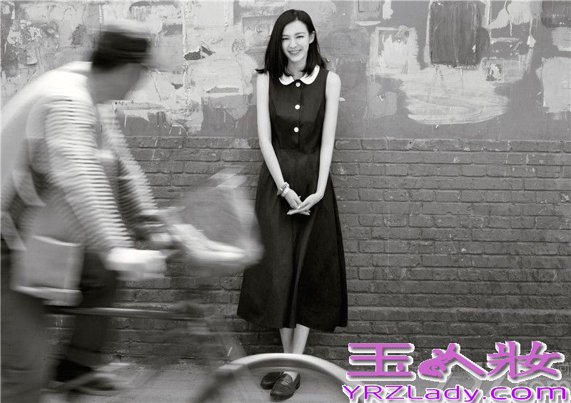 日前，李艾一组黑白写真曝光，身穿无袖连衣裙的李艾，身材十分纤细，尤其是风刮起裙角的刹那，隐约可见的修长双腿简直是“迷死人”，加上阳光迷人的笑容，惹得网友大呼“好爱”。而李艾也精心为这组大片解说“以前总是着急给自己上满颜色，现在觉得能把黑白活出味道便是极好。”