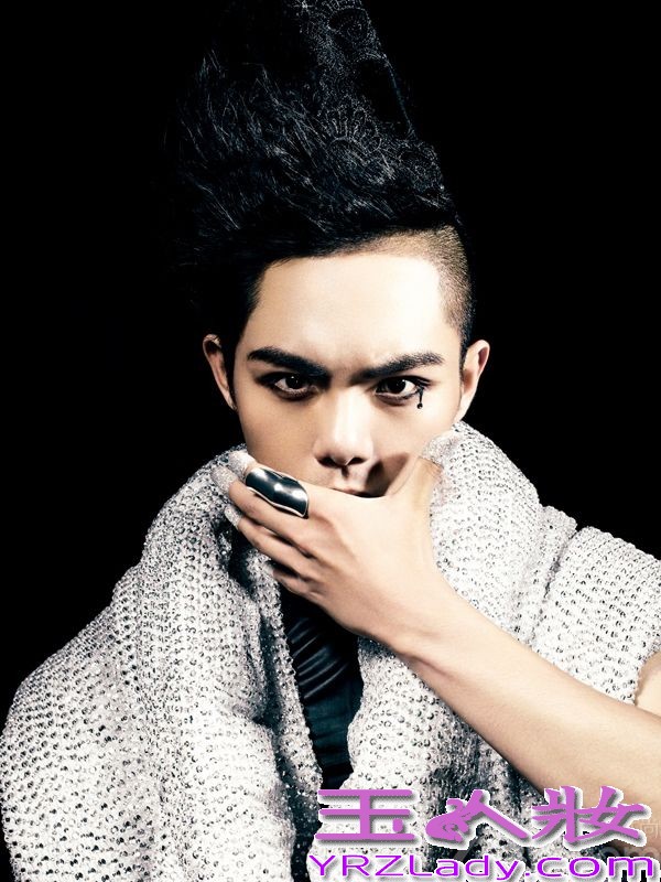 “热血小超人”孙子涵全新个人专辑《涵剧先森》动作频频，造势轰轰烈烈。近日，简单快乐斥巨资打造的专辑主视觉大片曝光，片中孙子涵尽显王者风范。在整组照片中，造型师大胆运用概念视觉元素传达，从孙子涵锐利的眼神、傲人自信的神态、以及强烈而浮夸的钻石服饰都释放出一股华丽而令人震慑的王者气质。
全新视觉大片中，孙子涵身着银色系水钻造型现身，夸张而王气十足的黑色王冠，眼角处坠以一颗黑色水晶，令眼神犀利而坚毅，置身于钻石与银色粉雾交织成的银色光晕中，仿佛天生的王者，让在场工作人员不断感叹，孙子涵在四年里的飞速成长。