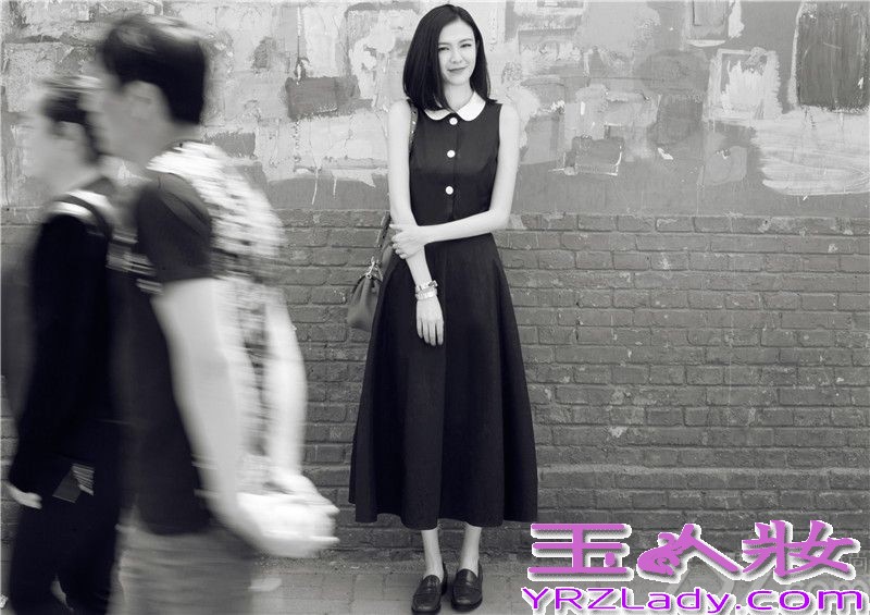 日前，李艾一组黑白写真曝光，身穿无袖连衣裙的李艾，身材十分纤细，尤其是风刮起裙角的刹那，隐约可见的修长双腿简直是“迷死人”，加上阳光迷人的笑容，惹得网友大呼“好爱”。而李艾也精心为这组大片解说“以前总是着急给自己上满颜色，现在觉得能把黑白活出味道便是极好。”