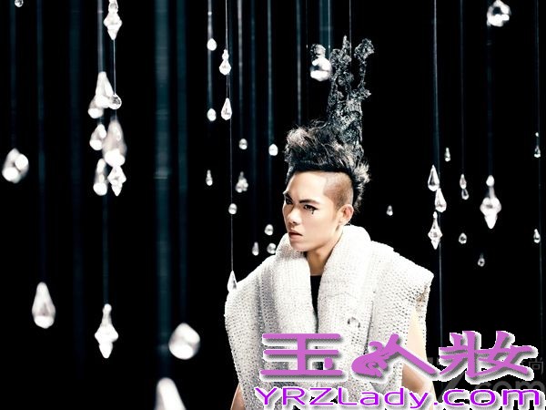 “热血小超人”孙子涵全新个人专辑《涵剧先森》动作频频，造势轰轰烈烈。近日，简单快乐斥巨资打造的专辑主视觉大片曝光，片中孙子涵尽显王者风范。在整组照片中，造型师大胆运用概念视觉元素传达，从孙子涵锐利的眼神、傲人自信的神态、以及强烈而浮夸的钻石服饰都释放出一股华丽而令人震慑的王者气质。
全新视觉大片中，孙子涵身着银色系水钻造型现身，夸张而王气十足的黑色王冠，眼角处坠以一颗黑色水晶，令眼神犀利而坚毅，置身于钻石与银色粉雾交织成的银色光晕中，仿佛天生的王者，让在场工作人员不断感叹，孙子涵在四年里的飞速成长。