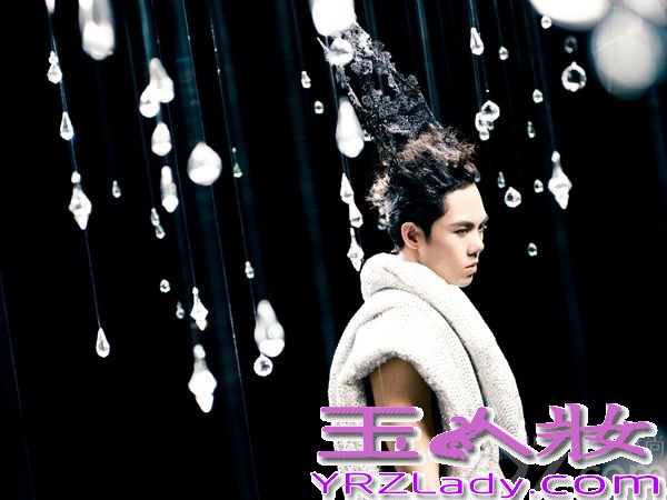 “热血小超人”孙子涵全新个人专辑《涵剧先森》动作频频，造势轰轰烈烈。近日，简单快乐斥巨资打造的专辑主视觉大片曝光，片中孙子涵尽显王者风范。在整组照片中，造型师大胆运用概念视觉元素传达，从孙子涵锐利的眼神、傲人自信的神态、以及强烈而浮夸的钻石服饰都释放出一股华丽而令人震慑的王者气质。
全新视觉大片中，孙子涵身着银色系水钻造型现身，夸张而王气十足的黑色王冠，眼角处坠以一颗黑色水晶，令眼神犀利而坚毅，置身于钻石与银色粉雾交织成的银色光晕中，仿佛天生的王者，让在场工作人员不断感叹，孙子涵在四年里的飞速成长。