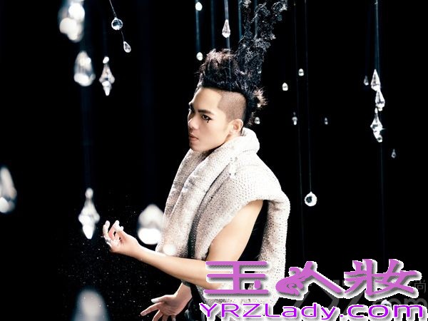 “热血小超人”孙子涵全新个人专辑《涵剧先森》动作频频，造势轰轰烈烈。近日，简单快乐斥巨资打造的专辑主视觉大片曝光，片中孙子涵尽显王者风范。在整组照片中，造型师大胆运用概念视觉元素传达，从孙子涵锐利的眼神、傲人自信的神态、以及强烈而浮夸的钻石服饰都释放出一股华丽而令人震慑的王者气质。
全新视觉大片中，孙子涵身着银色系水钻造型现身，夸张而王气十足的黑色王冠，眼角处坠以一颗黑色水晶，令眼神犀利而坚毅，置身于钻石与银色粉雾交织成的银色光晕中，仿佛天生的王者，让在场工作人员不断感叹，孙子涵在四年里的飞速成长。