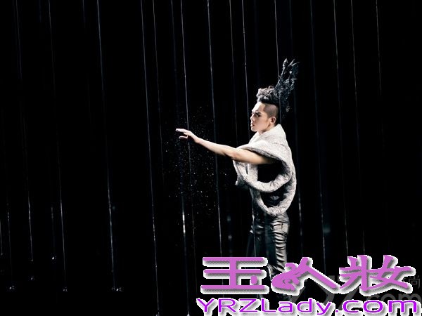 “热血小超人”孙子涵全新个人专辑《涵剧先森》动作频频，造势轰轰烈烈。近日，简单快乐斥巨资打造的专辑主视觉大片曝光，片中孙子涵尽显王者风范。在整组照片中，造型师大胆运用概念视觉元素传达，从孙子涵锐利的眼神、傲人自信的神态、以及强烈而浮夸的钻石服饰都释放出一股华丽而令人震慑的王者气质。
全新视觉大片中，孙子涵身着银色系水钻造型现身，夸张而王气十足的黑色王冠，眼角处坠以一颗黑色水晶，令眼神犀利而坚毅，置身于钻石与银色粉雾交织成的银色光晕中，仿佛天生的王者，让在场工作人员不断感叹，孙子涵在四年里的飞速成长。