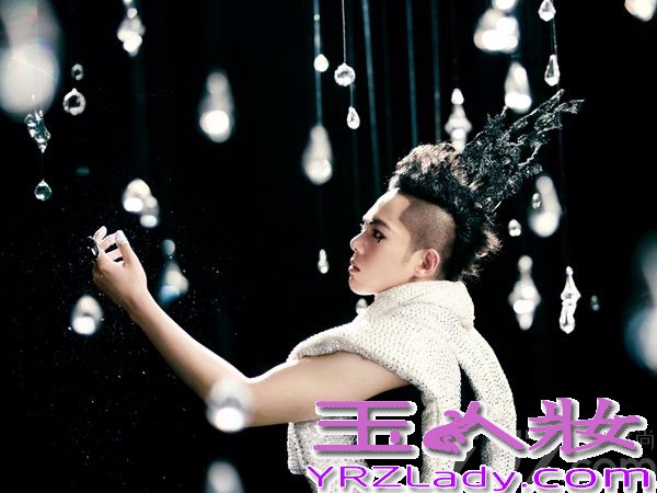 “热血小超人”孙子涵全新个人专辑《涵剧先森》动作频频，造势轰轰烈烈。近日，简单快乐斥巨资打造的专辑主视觉大片曝光，片中孙子涵尽显王者风范。在整组照片中，造型师大胆运用概念视觉元素传达，从孙子涵锐利的眼神、傲人自信的神态、以及强烈而浮夸的钻石服饰都释放出一股华丽而令人震慑的王者气质。
全新视觉大片中，孙子涵身着银色系水钻造型现身，夸张而王气十足的黑色王冠，眼角处坠以一颗黑色水晶，令眼神犀利而坚毅，置身于钻石与银色粉雾交织成的银色光晕中，仿佛天生的王者，让在场工作人员不断感叹，孙子涵在四年里的飞速成长。