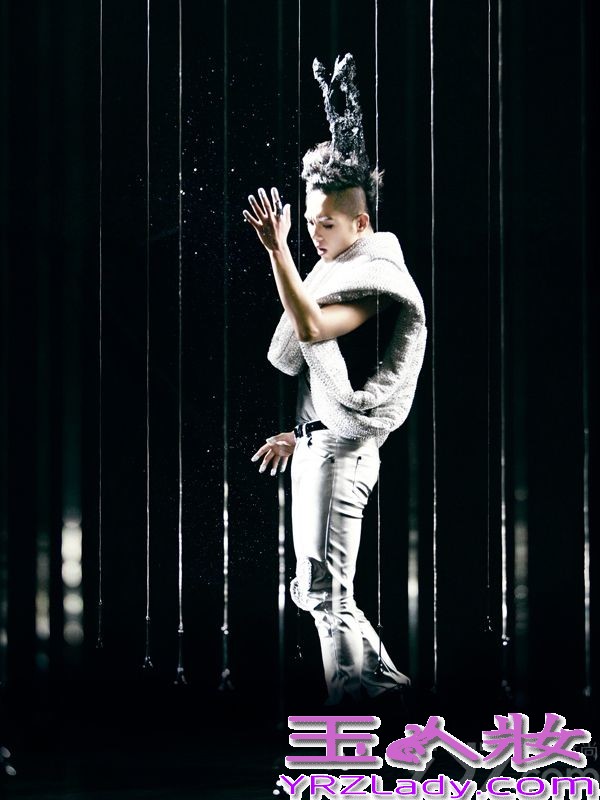 “热血小超人”孙子涵全新个人专辑《涵剧先森》动作频频，造势轰轰烈烈。近日，简单快乐斥巨资打造的专辑主视觉大片曝光，片中孙子涵尽显王者风范。在整组照片中，造型师大胆运用概念视觉元素传达，从孙子涵锐利的眼神、傲人自信的神态、以及强烈而浮夸的钻石服饰都释放出一股华丽而令人震慑的王者气质。
全新视觉大片中，孙子涵身着银色系水钻造型现身，夸张而王气十足的黑色王冠，眼角处坠以一颗黑色水晶，令眼神犀利而坚毅，置身于钻石与银色粉雾交织成的银色光晕中，仿佛天生的王者，让在场工作人员不断感叹，孙子涵在四年里的飞速成长。