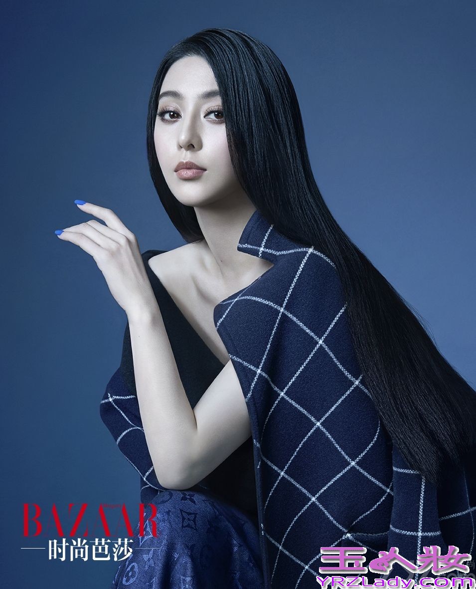 近日，范冰冰与美国华裔摄影师冯志凯首次合作，为《时尚芭莎》7月号拍摄了封面大片。组图中，她以冷魅的造型出镜，诠释出不同以往的静谧之美。
大片以幽蔼的深蓝为主色调，其中范冰冰变幻不同风格，设计感强烈的蓝色礼服、静雅的白色鱼尾长裙、炽热亮眼的橘色西装……她用自己独一无二的方式，诠释着东方蒙娜丽莎的静谧。活跃在国际时尚界的摄影师冯志凯从纽约飞抵北京，为范冰冰拍摄了这组独具神韵的封面大片，令人们看到了范冰冰身上存在的无限可能——优雅、冷静、柔霸、乖巧，范冰冰在这次拍摄中，如同一朵可随意变换颜色的花朵，带着刚柔并济的韧性，优雅绽放。