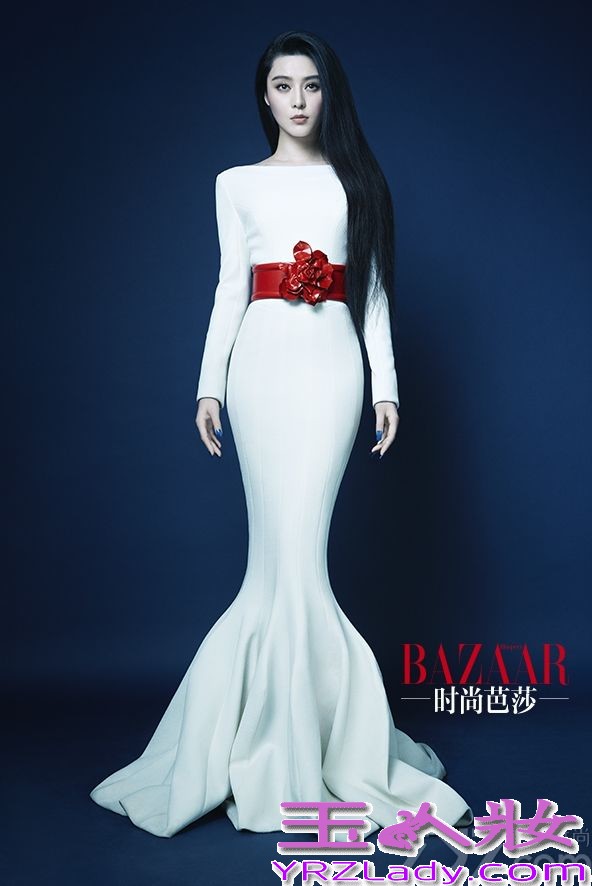 近日，范冰冰与美国华裔摄影师冯志凯首次合作，为《时尚芭莎》7月号拍摄了封面大片。组图中，她以冷魅的造型出镜，诠释出不同以往的静谧之美。
大片以幽蔼的深蓝为主色调，其中范冰冰变幻不同风格，设计感强烈的蓝色礼服、静雅的白色鱼尾长裙、炽热亮眼的橘色西装……她用自己独一无二的方式，诠释着东方蒙娜丽莎的静谧。活跃在国际时尚界的摄影师冯志凯从纽约飞抵北京，为范冰冰拍摄了这组独具神韵的封面大片，令人们看到了范冰冰身上存在的无限可能——优雅、冷静、柔霸、乖巧，范冰冰在这次拍摄中，如同一朵可随意变换颜色的花朵，带着刚柔并济的韧性，优雅绽放。