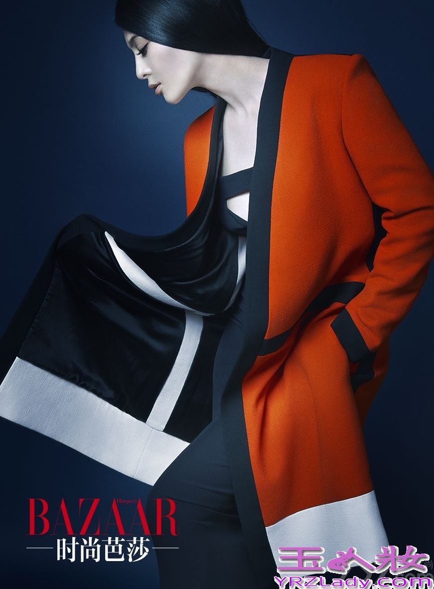 近日，范冰冰与美国华裔摄影师冯志凯首次合作，为《时尚芭莎》7月号拍摄了封面大片。组图中，她以冷魅的造型出镜，诠释出不同以往的静谧之美。
大片以幽蔼的深蓝为主色调，其中范冰冰变幻不同风格，设计感强烈的蓝色礼服、静雅的白色鱼尾长裙、炽热亮眼的橘色西装……她用自己独一无二的方式，诠释着东方蒙娜丽莎的静谧。活跃在国际时尚界的摄影师冯志凯从纽约飞抵北京，为范冰冰拍摄了这组独具神韵的封面大片，令人们看到了范冰冰身上存在的无限可能——优雅、冷静、柔霸、乖巧，范冰冰在这次拍摄中，如同一朵可随意变换颜色的花朵，带着刚柔并济的韧性，优雅绽放。