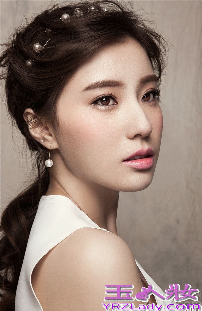 因《刀客家族的女人》热播备受关注的最美北电女生“蛇娃”鲍天琦，近日曝出初夏写真，面对镜头的鲍天琦一袭清新白衣，裸妆浅笑镜头感十足，清透好肤质更展露醉人魅力。