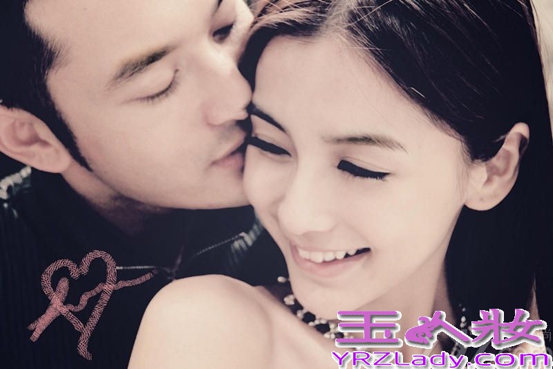 近日，网络曝黄晓明办离婚证明，引网友热议，相关人士证明，黄晓明不是为了离婚，而是准备在青岛买房，不管怎样黄晓明与angelababy是娱乐圈中最甜蜜幸福的一对，现在就来欣赏甜蜜写真吧！