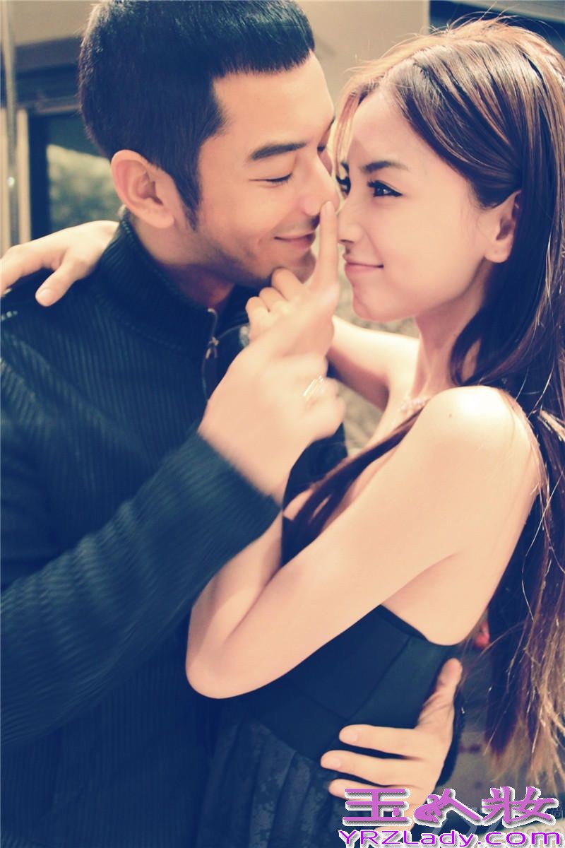 近日，网络曝黄晓明办离婚证明，引网友热议，相关人士证明，黄晓明不是为了离婚，而是准备在青岛买房，不管怎样黄晓明与angelababy是娱乐圈中最甜蜜幸福的一对，现在就来欣赏甜蜜写真吧！