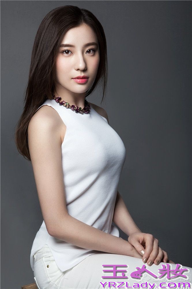 因《刀客家族的女人》热播备受关注的最美北电女生“蛇娃”鲍天琦，近日曝出初夏写真，面对镜头的鲍天琦一袭清新白衣，裸妆浅笑镜头感十足，清透好肤质更展露醉人魅力。