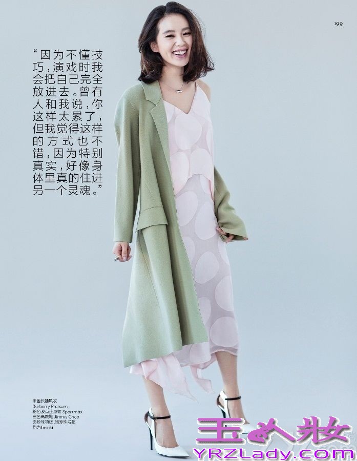 近日，氧气美女刘诗诗为VOGUE拍摄了一组大片，在片中，刘诗诗优雅清新的气质很惹人爱，记得在一次采访中，刘诗诗用一种花比喻自己，她说是木兰。人如其花，清雅淡然，这几年愈有盛放之势。