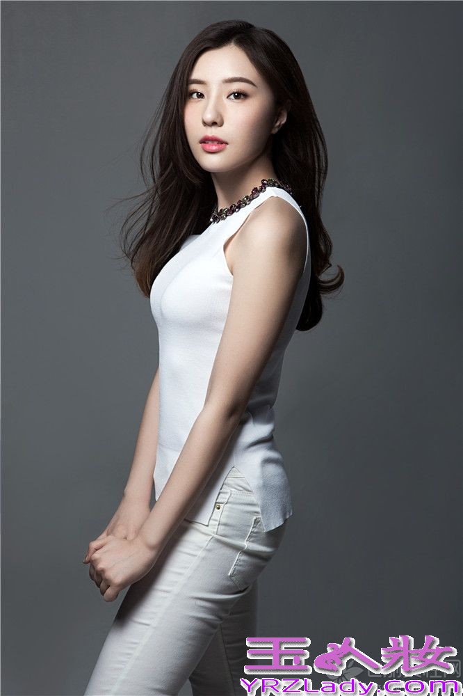 因《刀客家族的女人》热播备受关注的最美北电女生“蛇娃”鲍天琦，近日曝出初夏写真，面对镜头的鲍天琦一袭清新白衣，裸妆浅笑镜头感十足，清透好肤质更展露醉人魅力。