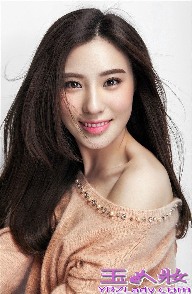 因《刀客家族的女人》热播备受关注的最美北电女生“蛇娃”鲍天琦，近日曝出初夏写真，面对镜头的鲍天琦一袭清新白衣，裸妆浅笑镜头感十足，清透好肤质更展露醉人魅力。