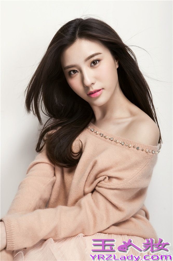 因《刀客家族的女人》热播备受关注的最美北电女生“蛇娃”鲍天琦，近日曝出初夏写真，面对镜头的鲍天琦一袭清新白衣，裸妆浅笑镜头感十足，清透好肤质更展露醉人魅力。