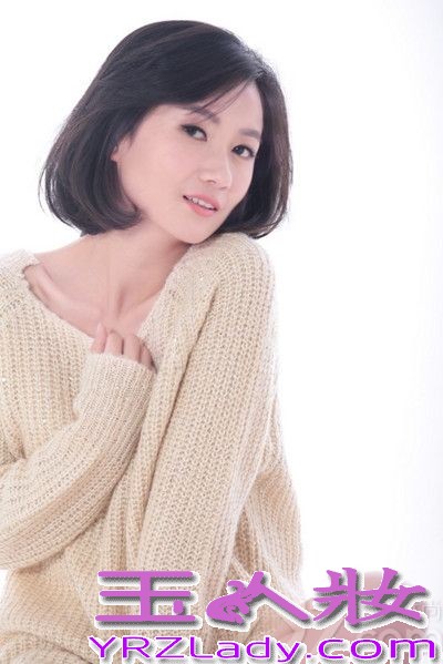 近日，演员罗忆楠曝光一组清纯写真，笑容明媚，慵懒与俏皮并存。罗忆楠短发淡妆出镜，身穿宽大毛衣，美腿修长性感，肌肤吹弹可破，轻颦浅笑散发出自然、甜美的魅力。