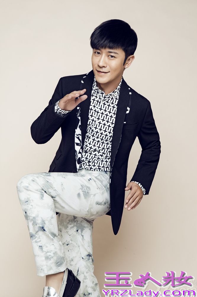 近日，内地实力偶像演员林申拍摄了一组最新写真，此次他展露出“坏男”一面，眼神勾人展露招牌式微笑，英伦范的外套混搭设计感十足的衬衣，水墨感印花裤被演绎出熟男的致命魅力。