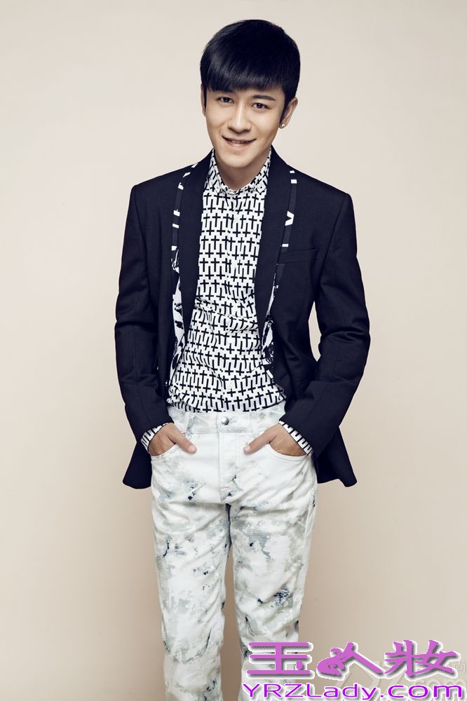 近日，内地实力偶像演员林申拍摄了一组最新写真，此次他展露出“坏男”一面，眼神勾人展露招牌式微笑，英伦范的外套混搭设计感十足的衬衣，水墨感印花裤被演绎出熟男的致命魅力。