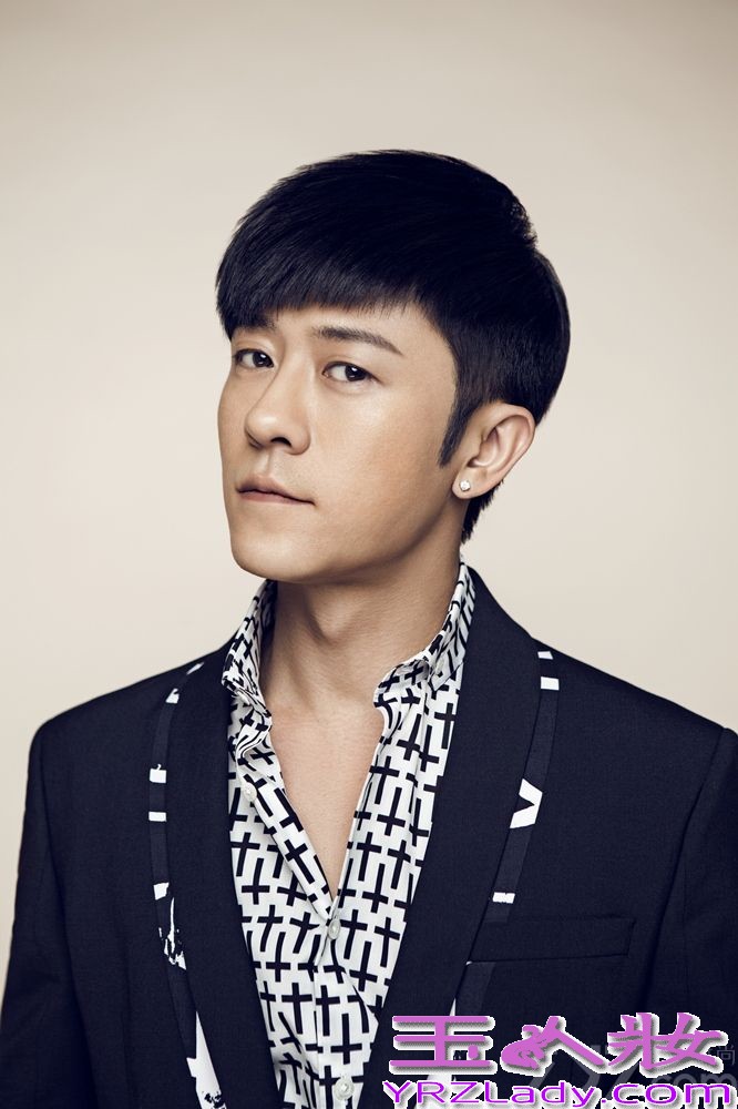 近日，内地实力偶像演员林申拍摄了一组最新写真，此次他展露出“坏男”一面，眼神勾人展露招牌式微笑，英伦范的外套混搭设计感十足的衬衣，水墨感印花裤被演绎出熟男的致命魅力。