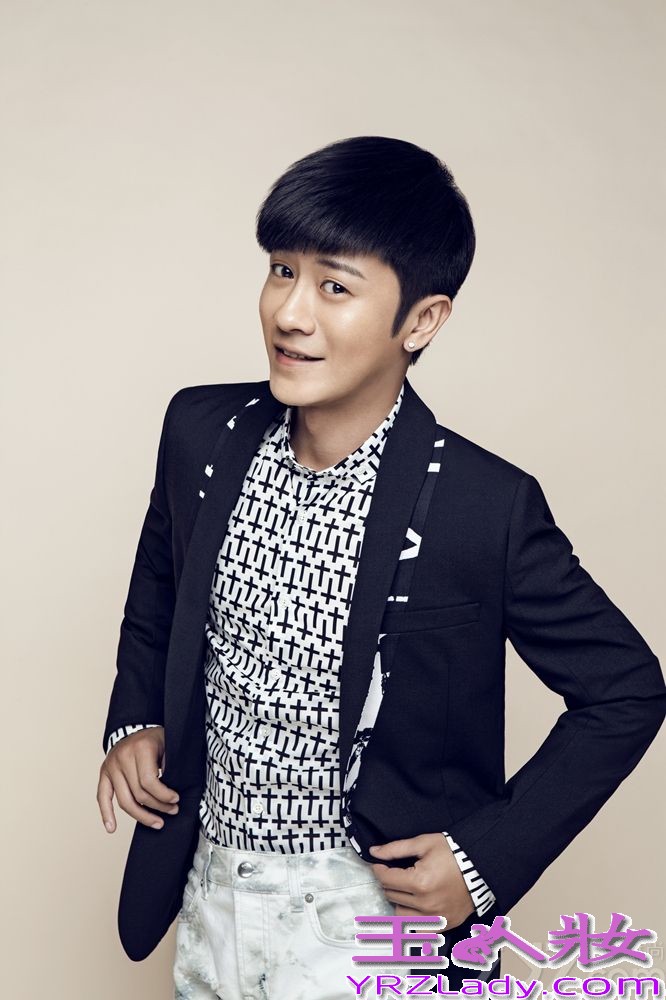 近日，内地实力偶像演员林申拍摄了一组最新写真，此次他展露出“坏男”一面，眼神勾人展露招牌式微笑，英伦范的外套混搭设计感十足的衬衣，水墨感印花裤被演绎出熟男的致命魅力。