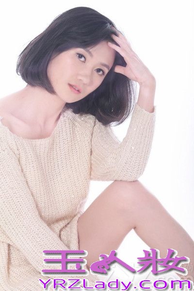 近日，演员罗忆楠曝光一组清纯写真，笑容明媚，慵懒与俏皮并存。罗忆楠短发淡妆出镜，身穿宽大毛衣，美腿修长性感，肌肤吹弹可破，轻颦浅笑散发出自然、甜美的魅力。