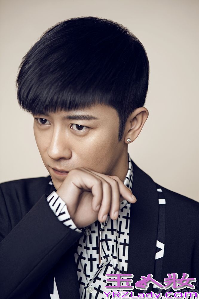 近日，内地实力偶像演员林申拍摄了一组最新写真，此次他展露出“坏男”一面，眼神勾人展露招牌式微笑，英伦范的外套混搭设计感十足的衬衣，水墨感印花裤被演绎出熟男的致命魅力。