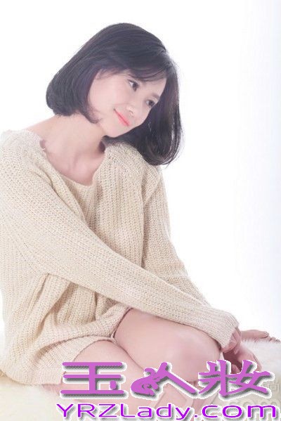 近日，演员罗忆楠曝光一组清纯写真，笑容明媚，慵懒与俏皮并存。罗忆楠短发淡妆出镜，身穿宽大毛衣，美腿修长性感，肌肤吹弹可破，轻颦浅笑散发出自然、甜美的魅力。