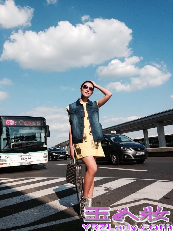 近日，90后新生代女演员菅韧姿随“一种关注”单元竞赛片《幻想曲》剧组登上戛纳红毯，自信从容的台风令她与新谋女郎张慧雯获赞“戛纳双姝”。而她再戛纳街头拍摄的写真也于今日曝光。
在这组写真里，菅韧姿着深蓝色宽松牛仔衣清新亮相，演绎了休闲随意的戛纳街头范儿。拍摄街头写真时，恰逢戛纳暴雨，菅韧姿也因此感受了一把戛纳雨中的浪漫，“漫步在雨后的戛纳街头，我唱着singsing in the rain，感觉很美好。就连被身边疾驰而过的汽车溅了我一身水，也丝毫没有恼人的感觉， 更多的是开心。即便成了落汤鸡，在这里经历的一切，也都充满着趣味。”菅韧姿说。写真中，菅韧姿虽然顶着一头湿漉漉的披肩秀发，仍然掩盖不住脸上开心和陶醉的神情，清新随意的戛纳街头范儿，浪漫而迷人。