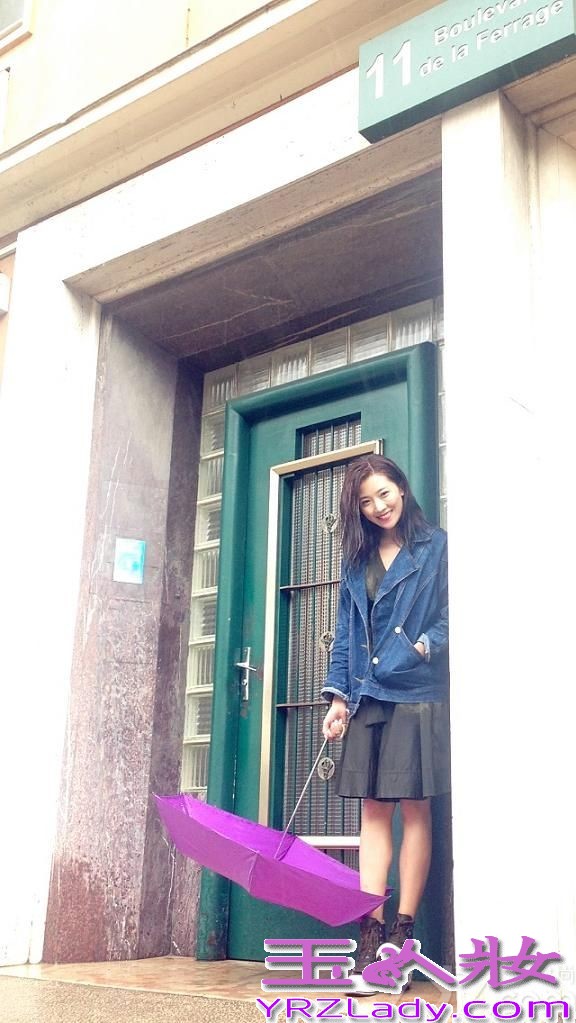 近日，90后新生代女演员菅韧姿随“一种关注”单元竞赛片《幻想曲》剧组登上戛纳红毯，自信从容的台风令她与新谋女郎张慧雯获赞“戛纳双姝”。而她再戛纳街头拍摄的写真也于今日曝光。
在这组写真里，菅韧姿着深蓝色宽松牛仔衣清新亮相，演绎了休闲随意的戛纳街头范儿。拍摄街头写真时，恰逢戛纳暴雨，菅韧姿也因此感受了一把戛纳雨中的浪漫，“漫步在雨后的戛纳街头，我唱着singsing in the rain，感觉很美好。就连被身边疾驰而过的汽车溅了我一身水，也丝毫没有恼人的感觉， 更多的是开心。即便成了落汤鸡，在这里经历的一切，也都充满着趣味。”菅韧姿说。写真中，菅韧姿虽然顶着一头湿漉漉的披肩秀发，仍然掩盖不住脸上开心和陶醉的神情，清新随意的戛纳街头范儿，浪漫而迷人。