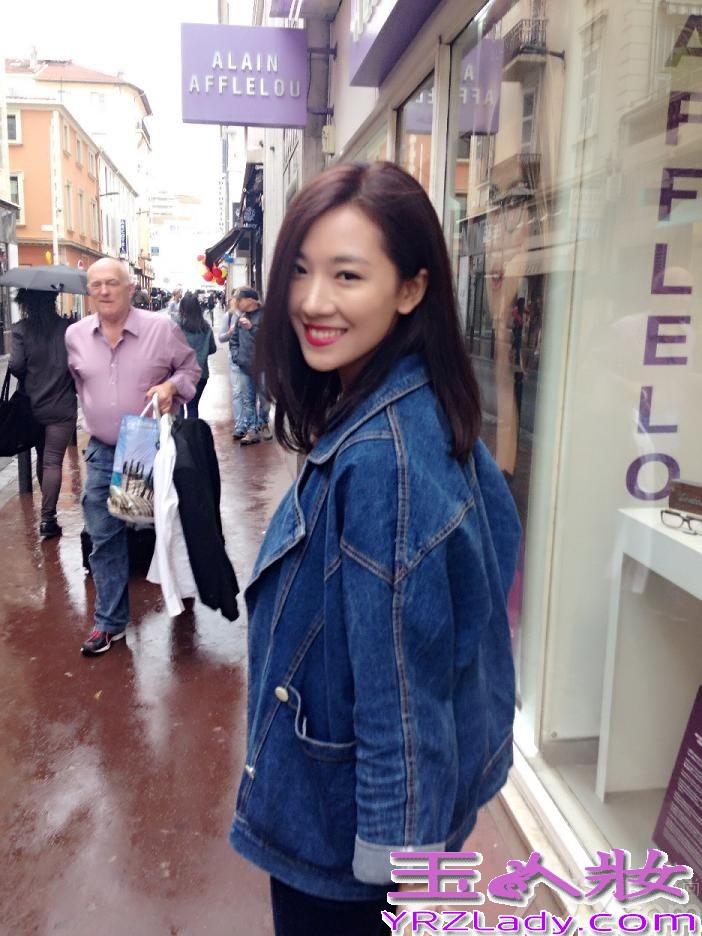 近日，90后新生代女演员菅韧姿随“一种关注”单元竞赛片《幻想曲》剧组登上戛纳红毯，自信从容的台风令她与新谋女郎张慧雯获赞“戛纳双姝”。而她再戛纳街头拍摄的写真也于今日曝光。
在这组写真里，菅韧姿着深蓝色宽松牛仔衣清新亮相，演绎了休闲随意的戛纳街头范儿。拍摄街头写真时，恰逢戛纳暴雨，菅韧姿也因此感受了一把戛纳雨中的浪漫，“漫步在雨后的戛纳街头，我唱着singsing in the rain，感觉很美好。就连被身边疾驰而过的汽车溅了我一身水，也丝毫没有恼人的感觉， 更多的是开心。即便成了落汤鸡，在这里经历的一切，也都充满着趣味。”菅韧姿说。写真中，菅韧姿虽然顶着一头湿漉漉的披肩秀发，仍然掩盖不住脸上开心和陶醉的神情，清新随意的戛纳街头范儿，浪漫而迷人。