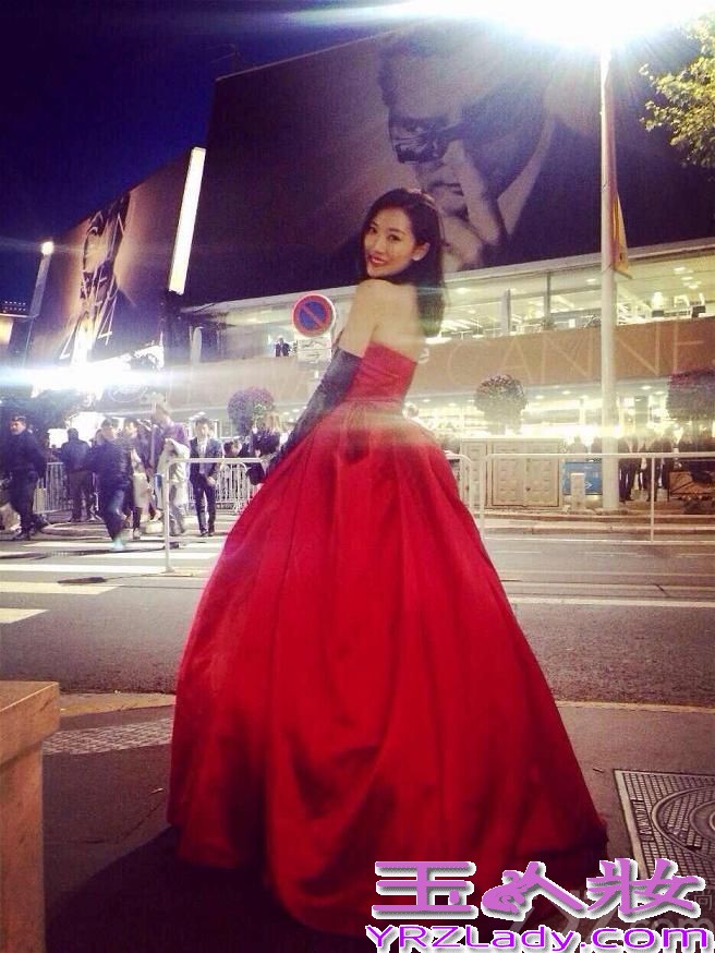 近日，90后新生代女演员菅韧姿随“一种关注”单元竞赛片《幻想曲》剧组登上戛纳红毯，自信从容的台风令她与新谋女郎张慧雯获赞“戛纳双姝”。而她再戛纳街头拍摄的写真也于今日曝光。
在这组写真里，菅韧姿着深蓝色宽松牛仔衣清新亮相，演绎了休闲随意的戛纳街头范儿。拍摄街头写真时，恰逢戛纳暴雨，菅韧姿也因此感受了一把戛纳雨中的浪漫，“漫步在雨后的戛纳街头，我唱着singsing in the rain，感觉很美好。就连被身边疾驰而过的汽车溅了我一身水，也丝毫没有恼人的感觉， 更多的是开心。即便成了落汤鸡，在这里经历的一切，也都充满着趣味。”菅韧姿说。写真中，菅韧姿虽然顶着一头湿漉漉的披肩秀发，仍然掩盖不住脸上开心和陶醉的神情，清新随意的戛纳街头范儿，浪漫而迷人。