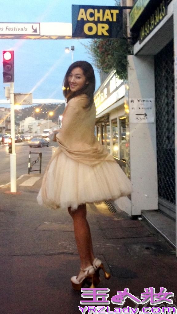 近日，90后新生代女演员菅韧姿随“一种关注”单元竞赛片《幻想曲》剧组登上戛纳红毯，自信从容的台风令她与新谋女郎张慧雯获赞“戛纳双姝”。而她再戛纳街头拍摄的写真也于今日曝光。
在这组写真里，菅韧姿着深蓝色宽松牛仔衣清新亮相，演绎了休闲随意的戛纳街头范儿。拍摄街头写真时，恰逢戛纳暴雨，菅韧姿也因此感受了一把戛纳雨中的浪漫，“漫步在雨后的戛纳街头，我唱着singsing in the rain，感觉很美好。就连被身边疾驰而过的汽车溅了我一身水，也丝毫没有恼人的感觉， 更多的是开心。即便成了落汤鸡，在这里经历的一切，也都充满着趣味。”菅韧姿说。写真中，菅韧姿虽然顶着一头湿漉漉的披肩秀发，仍然掩盖不住脸上开心和陶醉的神情，清新随意的戛纳街头范儿，浪漫而迷人。